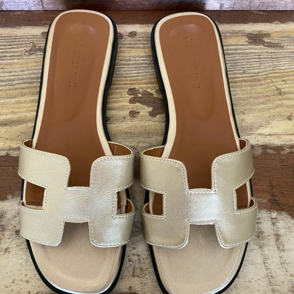 sandals with h shape